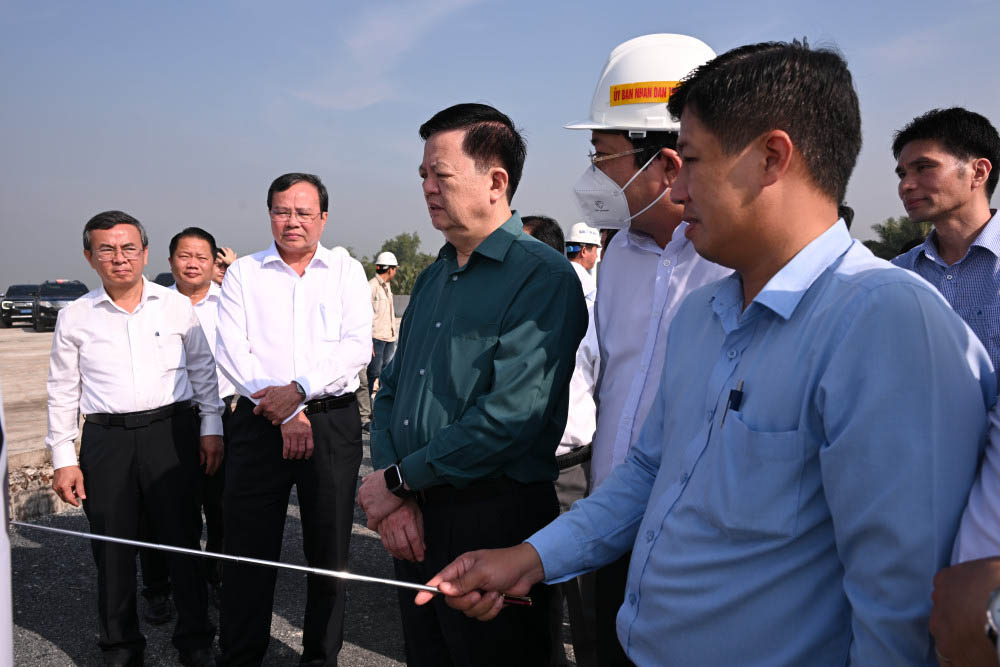 Deputy Prime Minister Mai Van Chinh (middle) and leaders of Tay Ninh province inspect the construction site of the Ho Chi Minh City Ring Road 3 project. Photo: Kien Dinh