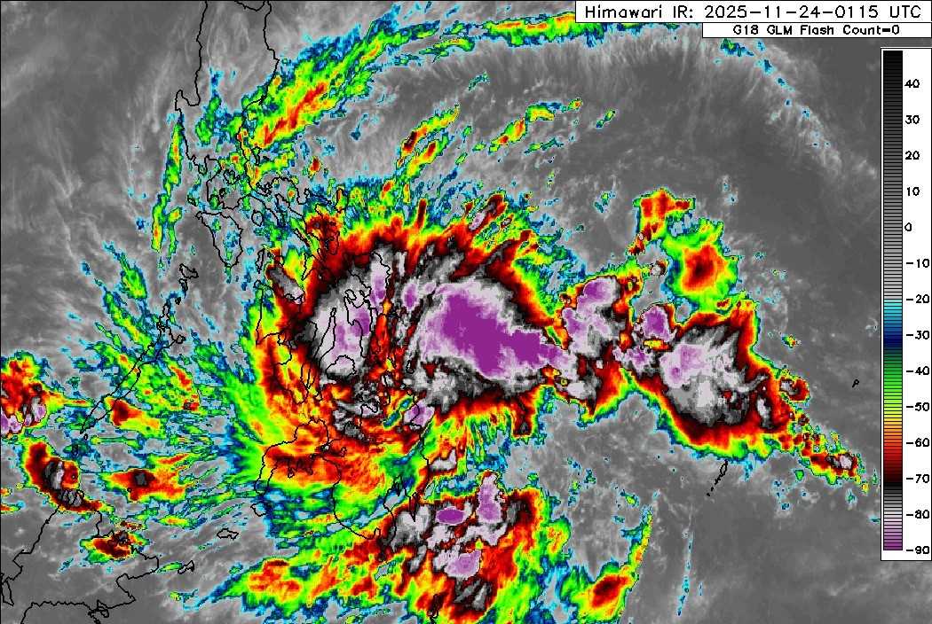 Satellite image of potential storm No. 15 at 8:15 a.m. on November 24 (Vietnam time). Photo: Weathernerds.org