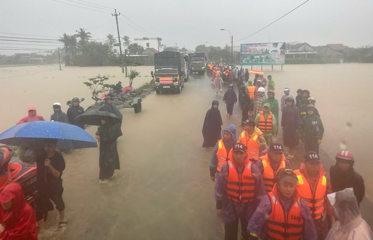 Functional forces came to support people in the flood center of Hoa Thinh commune, Dak Lak province. Photo: Thanh Thuy