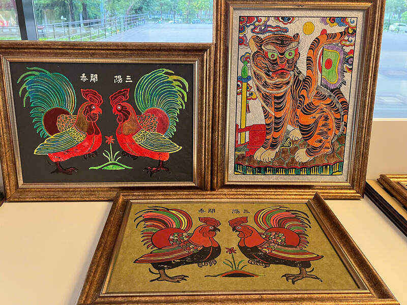 Tai khong gian sang tao cua Latoa, nhieu dong tranh co Viet Nam nhu tranh Dong Ho, Hang Trong, Kim Hoang duoc tai hien tren chat lieu tranh son mai. Ảnh: Tuong Vy