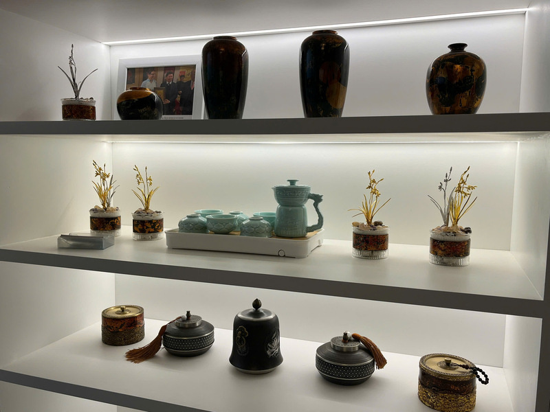 Khach tham quan co the den trai nghiem va ngam tranh, tim hieu hoi hoa van hoa Viet Nam va mua sam nhung mon do duoc lam tu son mai day tinh nghe thuat. Ảnh: Tuong Vy