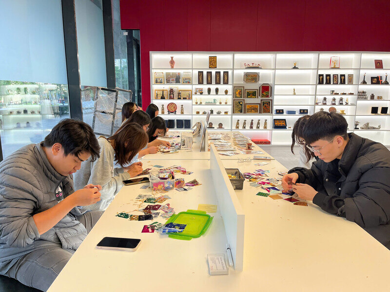 Trai nghiem tranh truyen thong tren chat lieu moi thu hut dong dao gioi tre. Ảnh: Tuong Vy