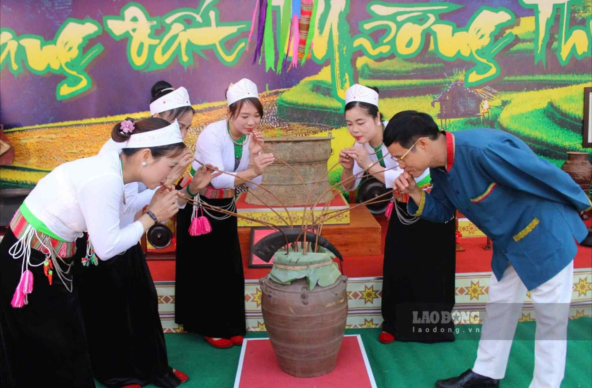 Rượu cần trong đời sống người Mường. Ảnh: Lê Tuyến