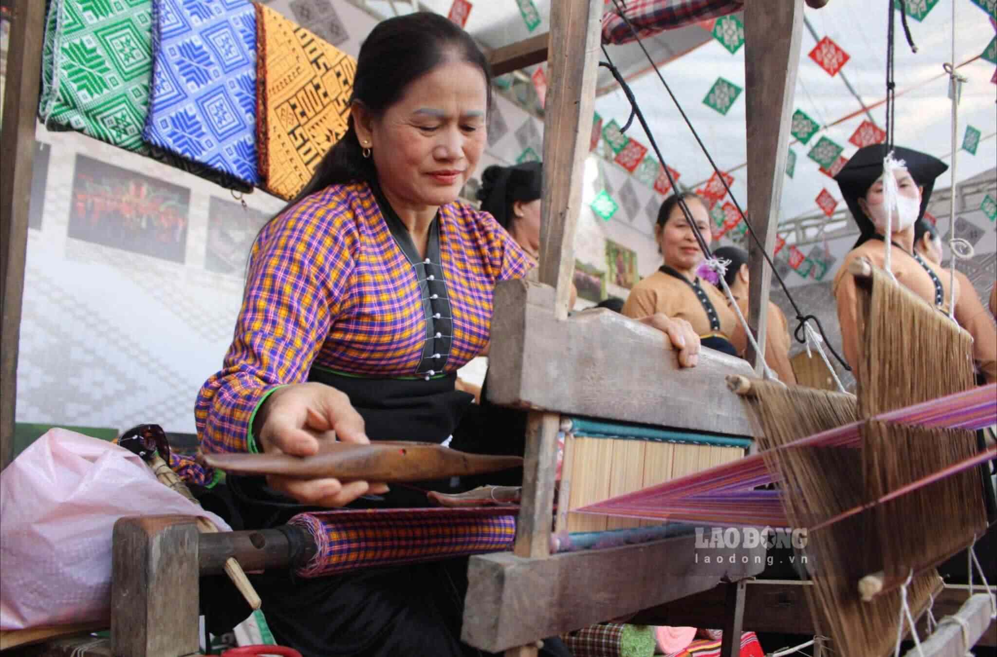 Nghề dệt vải người Mường. Ảnh: Lê Tuyến