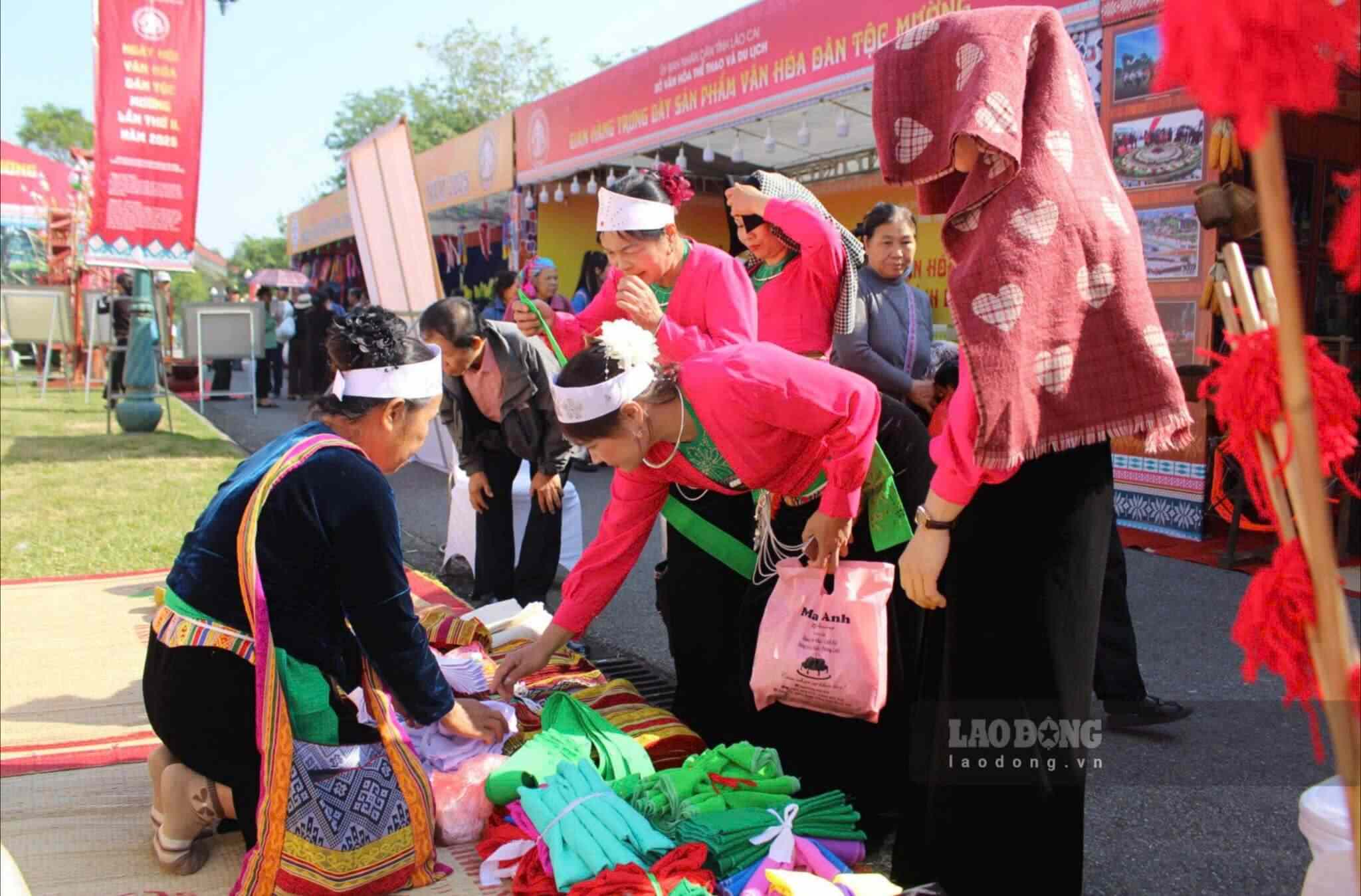 Đồng bào Mường xem vải. Ảnh: Lê Tuyến