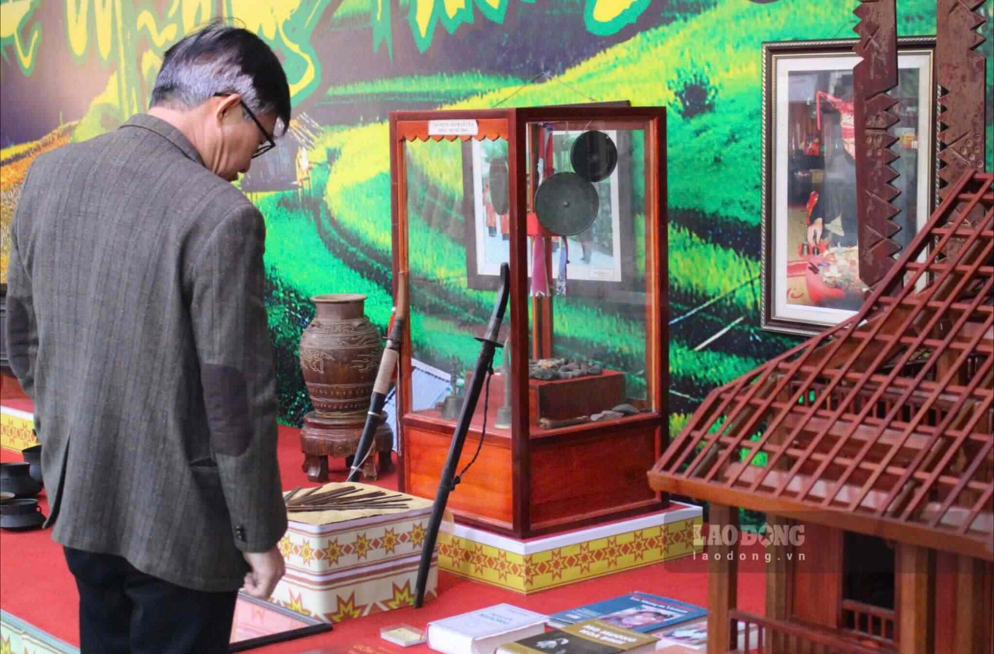 Du khách khám phá trưng bày văn hóa Mường. Ảnh: Lê Tuyến