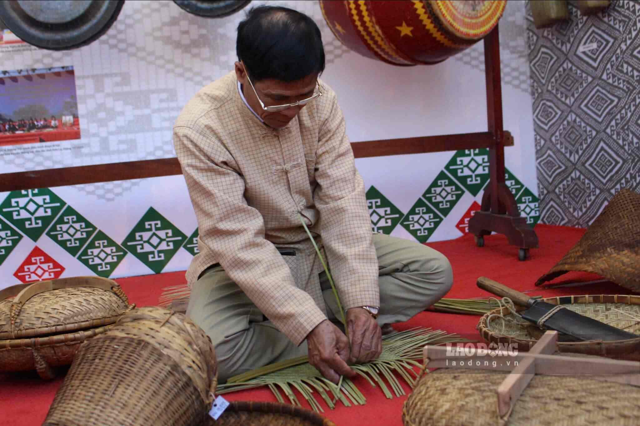 Tái hiện nghề đan lát người Mường. Ảnh: Lê Tuyến