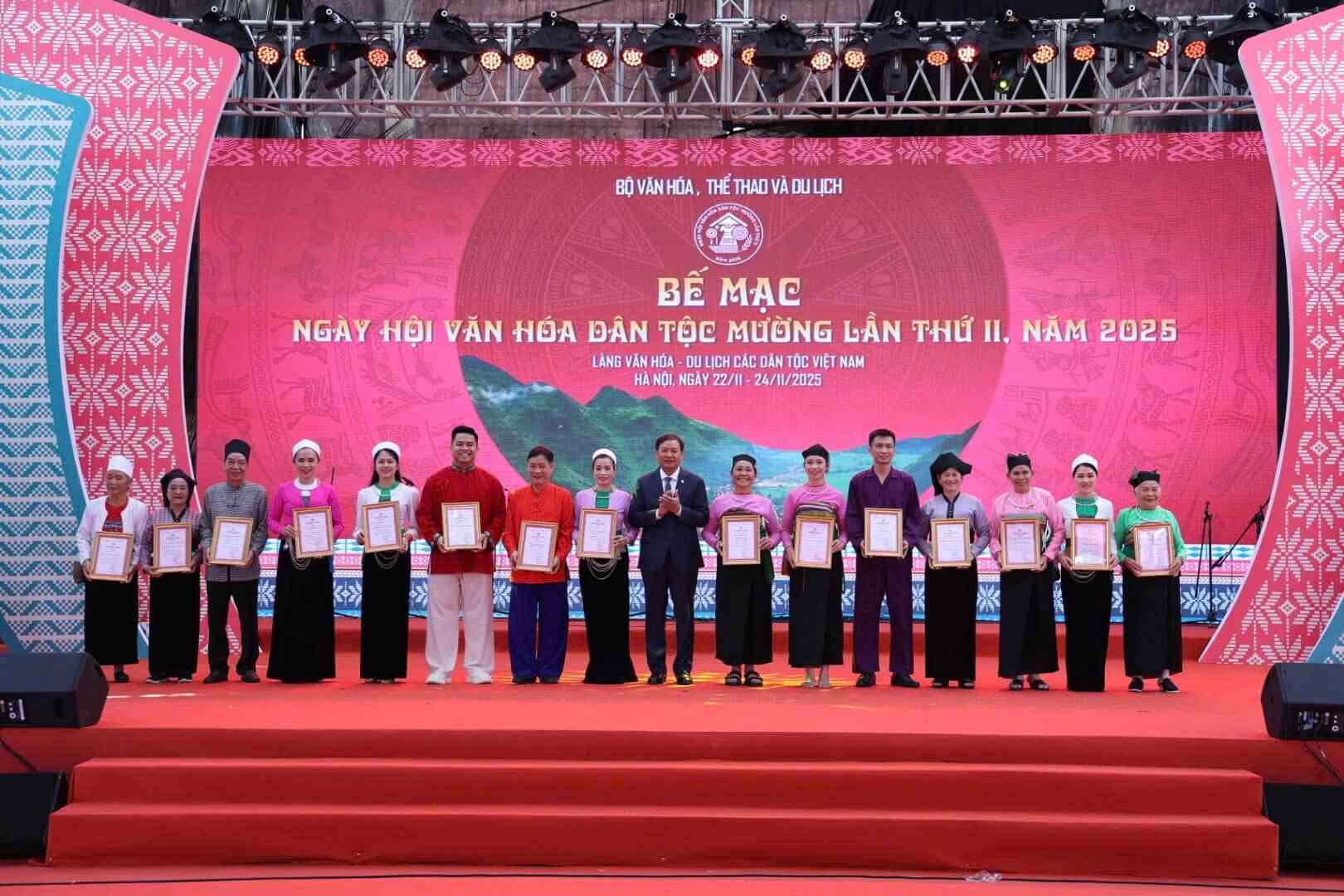 Các đoàn đồng bào dân tộc Mường vinh dự nhận giải A. Ảnh: Lê Tuyến