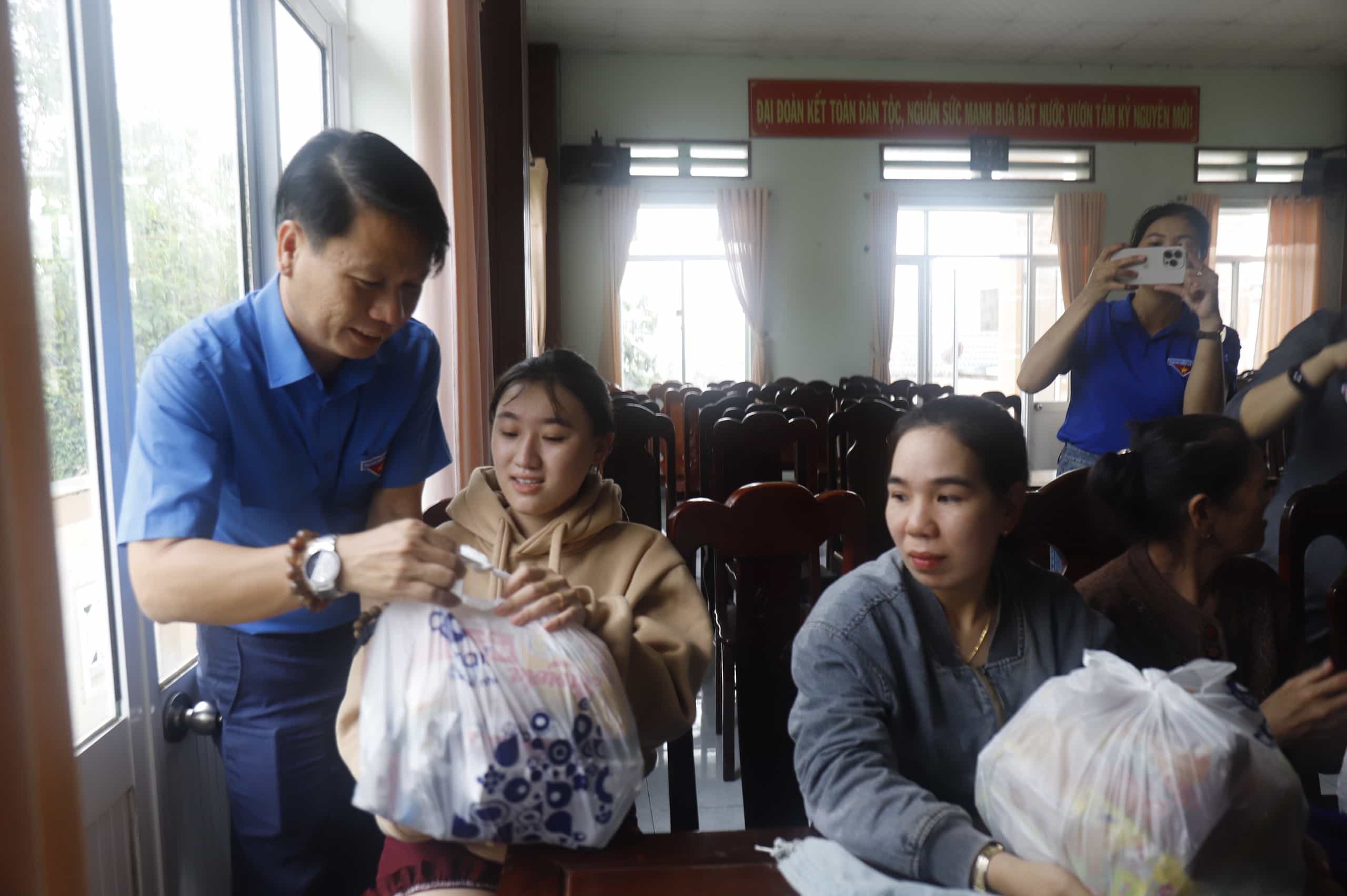 Ong Luong Minh Tung - Bi thu Tinh doan Dak Lak tham hoi, tang cac suat qua cua dia phuong cho nhan dan Tuy An Dong. Anh: Huu Long