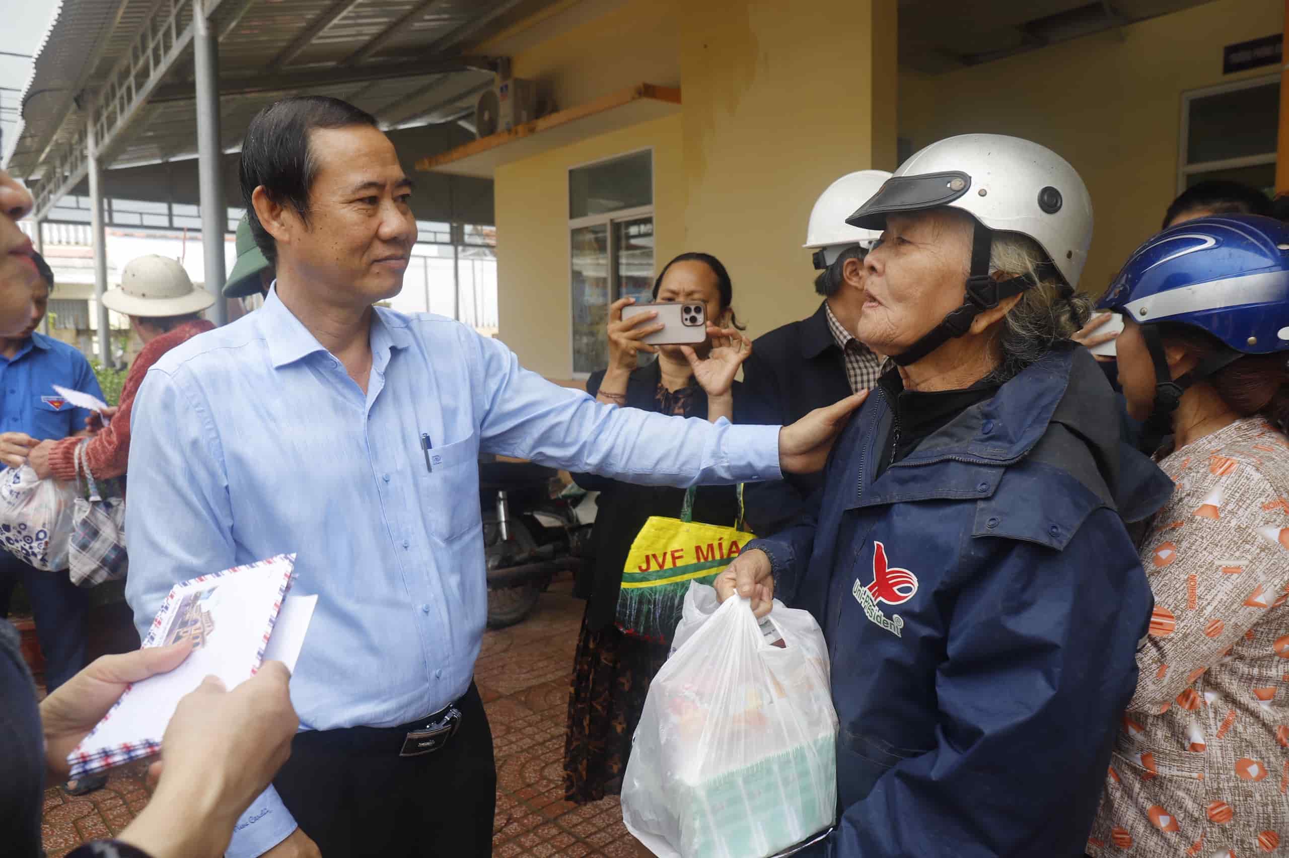 Mr. Nguyen Thai Hoc - Deputy Secretary of the Party Committee of the Fatherland Front and Central organizations - visited people in the flood-prone area of Tuy An Dong. Photo: Huu Long