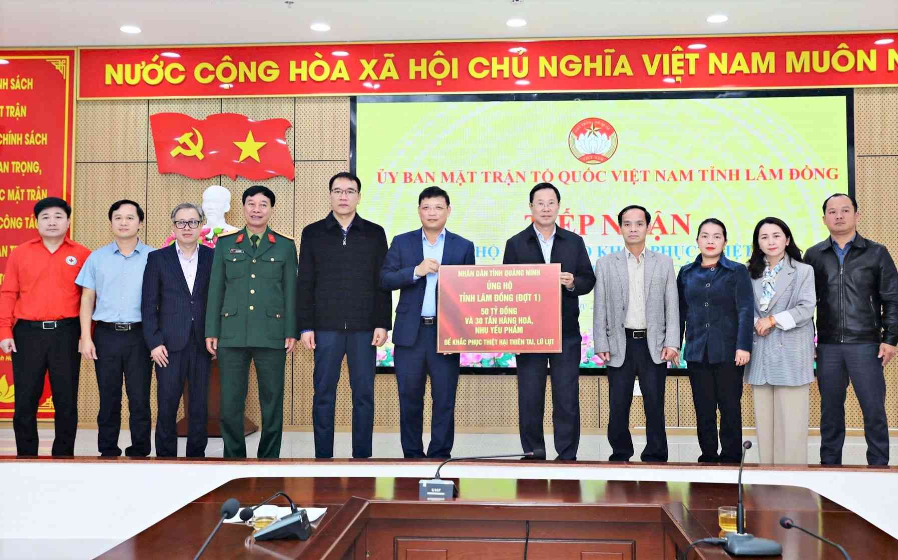 Tinh Quang Ninh trao ho tro 50 ti dong giup tinh Lam Dong khac phuc hau qua mua lu. Anh: Phuc Khanh