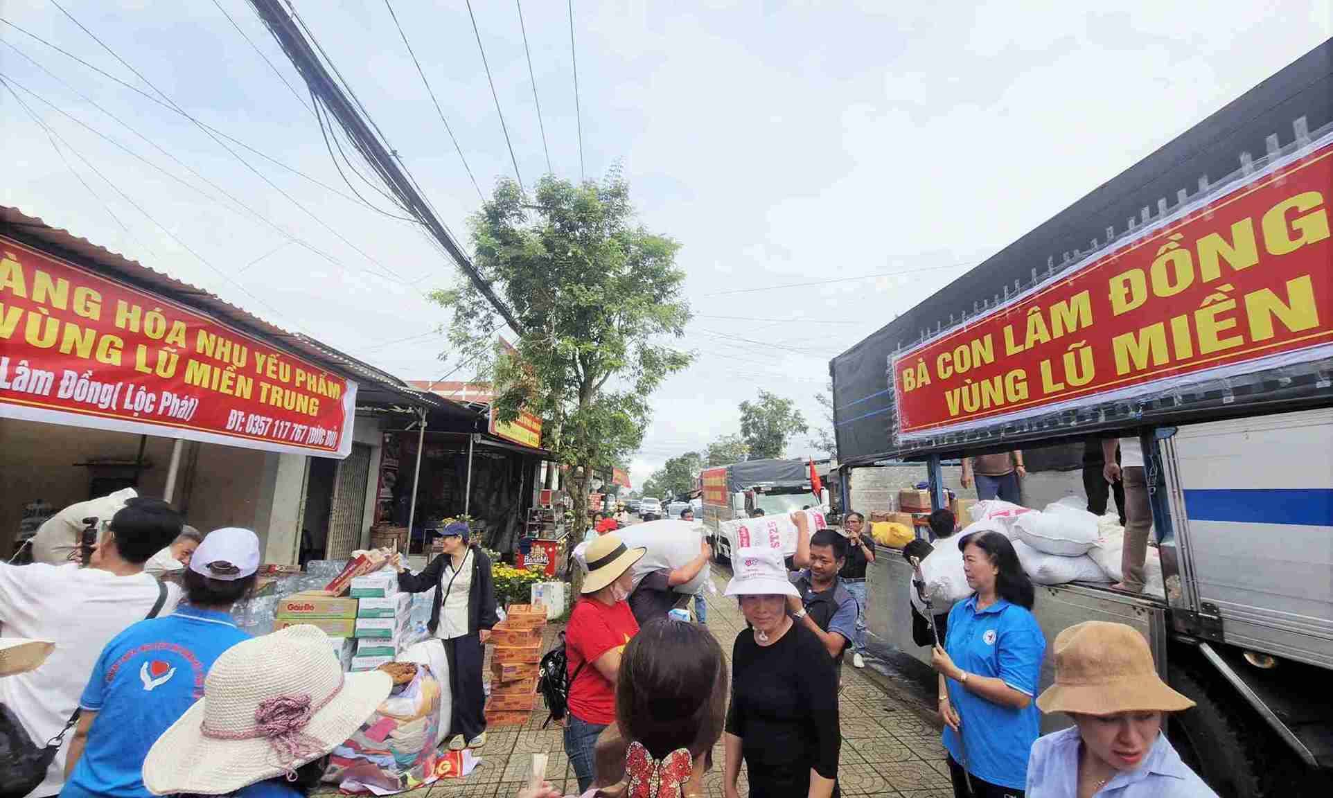 La gente de Lam Dong se une para contribuir con bienes y articulos esenciales transmitiendo amor a los compatriotas de las zonas inundadas del centro y Tay Nguyen. Foto: Phuc Khanh