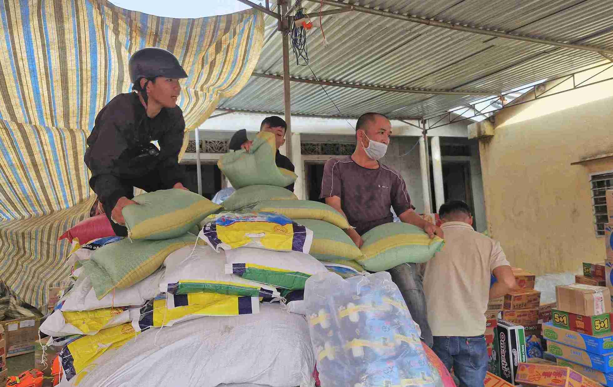 Gao la mot trong nhung hang hoa duoc nguoi dan Lam Dong dong gop nhieu nhat de chia se cung dong bao cac vung lu. Anh: Phuc Khanh