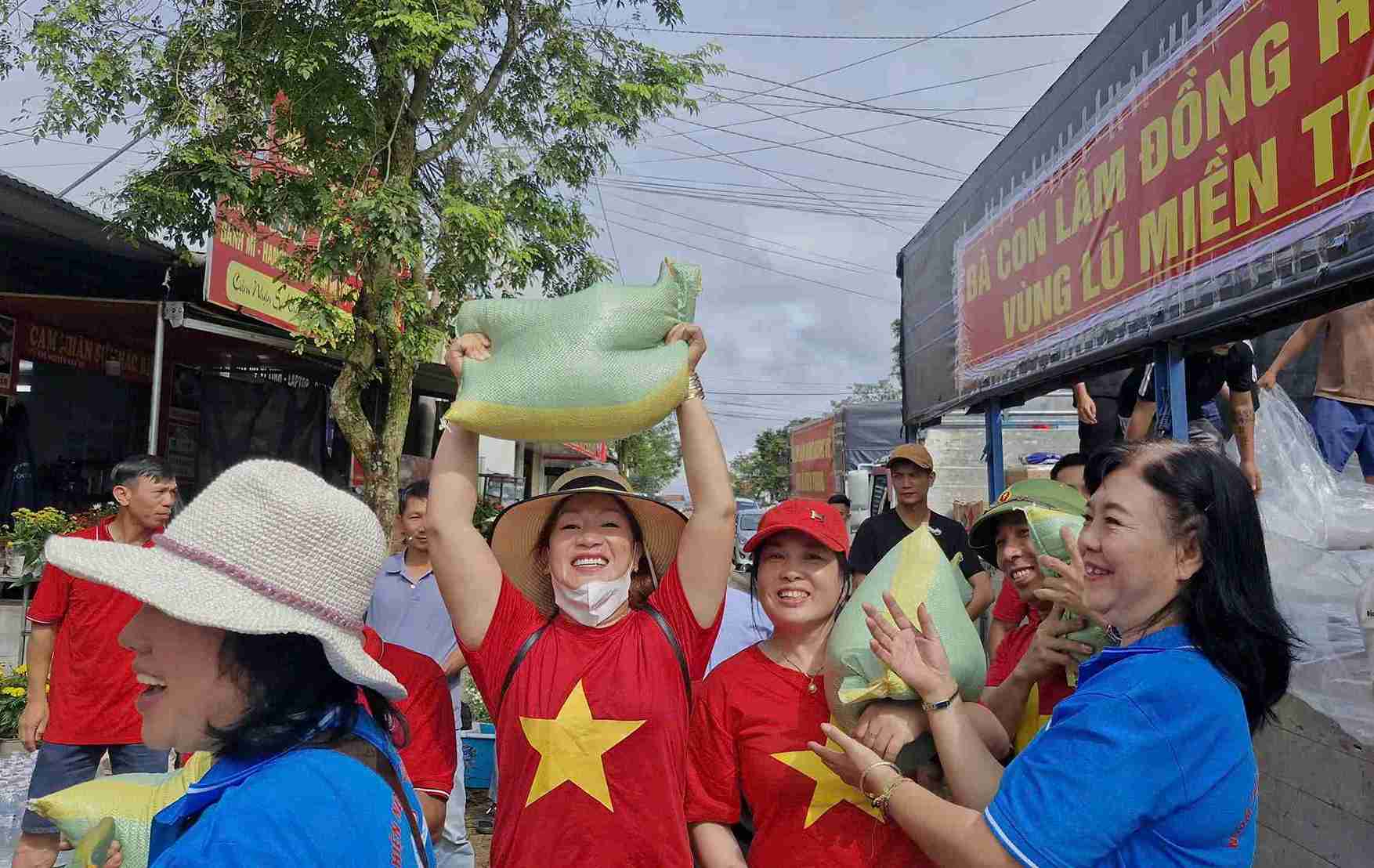 Tinh nguyen vien nhom thien nguyen tai Bao Loc tiep nhan hang hoa, nhu yeu pham do ba con dong gop huong ve dong bao vung lu. Anh: Phuc Khanh