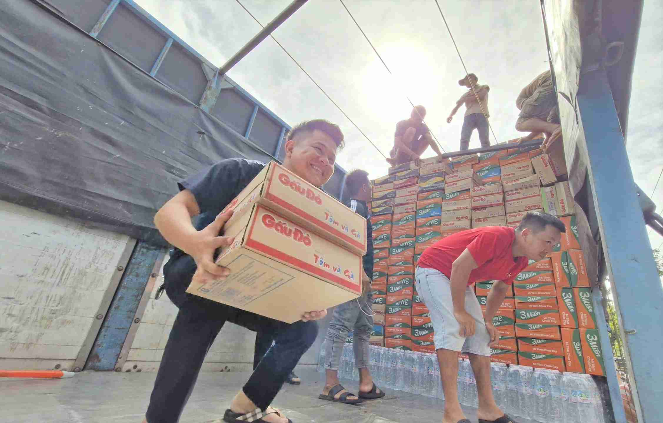 Cung nhau chat hang hoa, nhu yeu pham len xe de kip den voi dong bao vung lu. Anh: Phuc Khanh