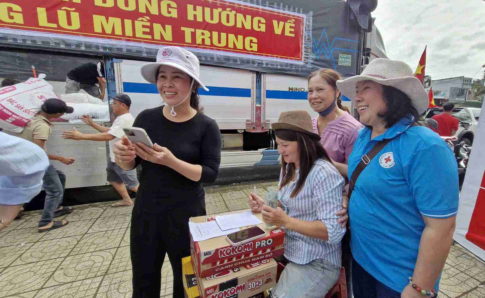 Diem tiep nhan hang cuu tro cua cac nhom thien nguyen Bao Loc (Lam Dong) huong ve dong bao vung lu mien Trung va Tay Nguyen. Anh: Phuc Khanh