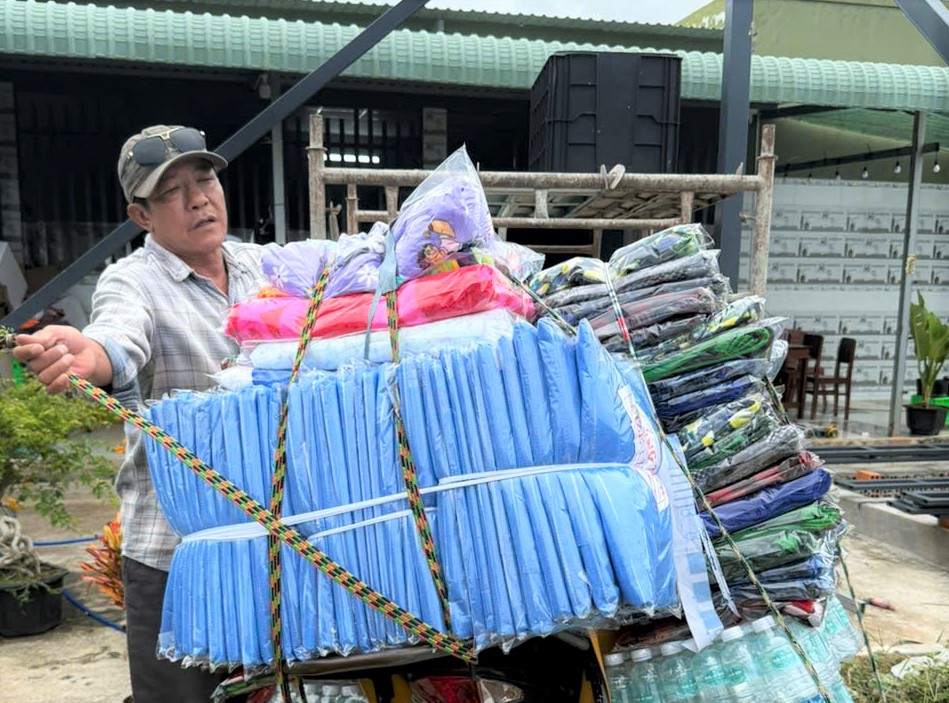 Nguoi dan Lam Dong mang hang hoa, vat dung den dong gop cung cac nhom thien nguyen. Anh: Phuc Khanh