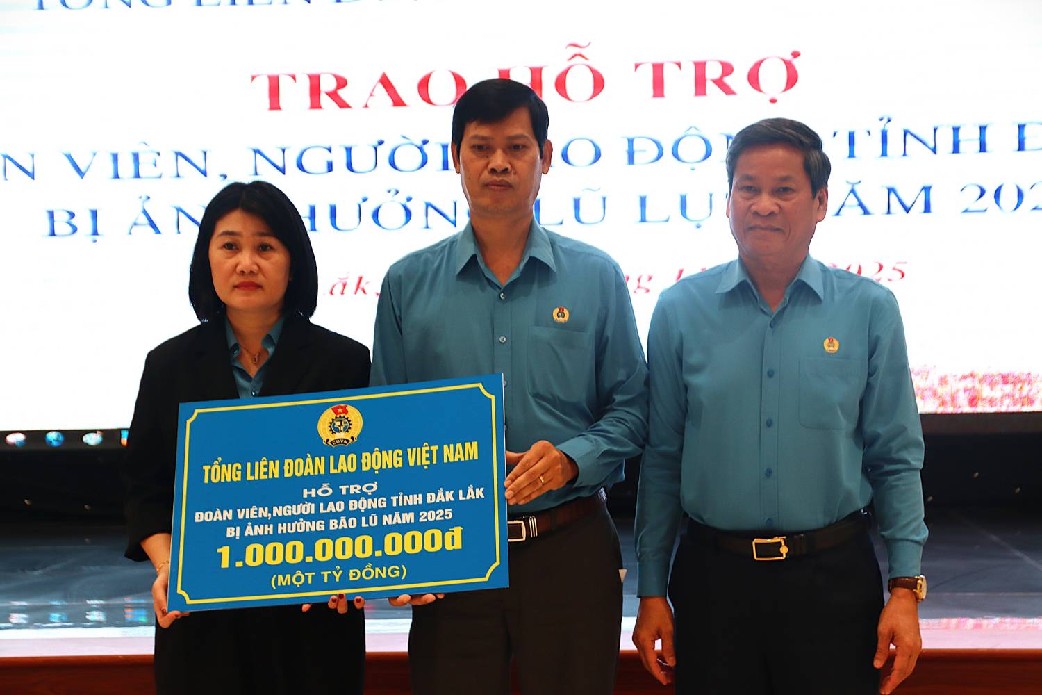 ベトナム労働総同盟は、ダクラクの組合員と労働者の生活を早期に安定させるための支援として、10億ドンを寄付した。写真: フォン・リン