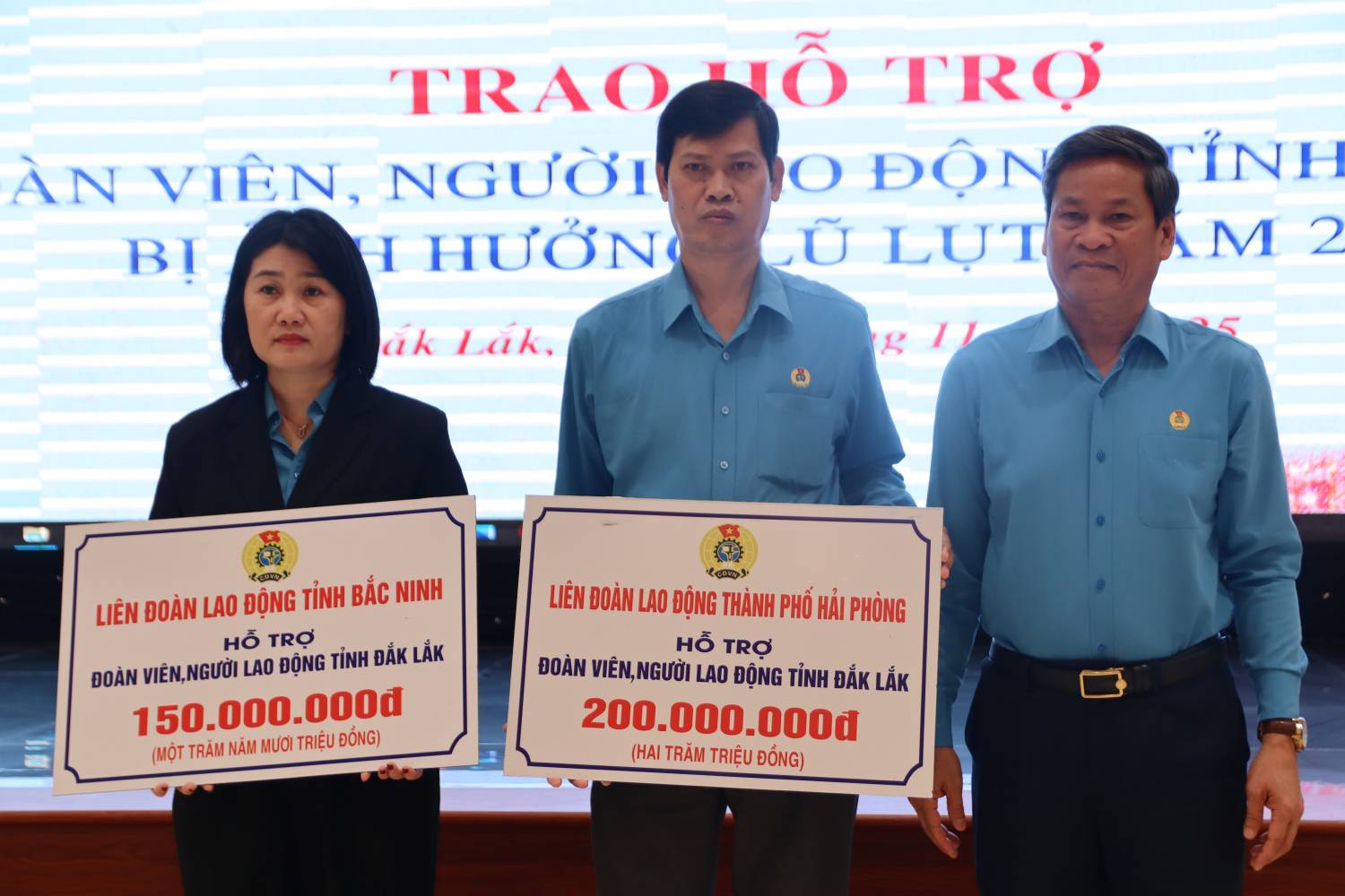 Pho Chu tich Tong Lien doan Lao dong Viet Nam ong Huynh Thanh Xuan trao ho tro tu cac Lien doan cho lanh dao Lien doan Lao dong tinh Dak Lak. Anh: Phuong Linh