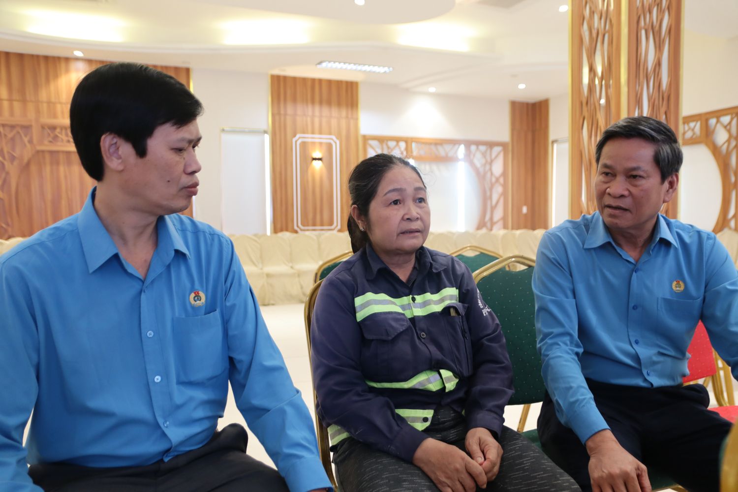 Pho Chu tich Tong Lien doan Lao dong Viet Nam – ong Huynh Thanh Xuan (bia phai) chia se cung doan vien bi sap nha trong lu. Anh: Phuong Linh