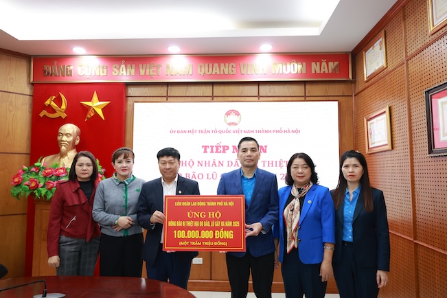 El Sr. Le Dinh Hung (tercero desde la derecha) - Miembro del Comite Ejecutivo de la Confederacion General del Trabajo de Vietnam - Vicepresidente Permanente de la Confederacion de Trabajo de la ciudad de Hanoi junto con los lideres de la Confederacion de Trabajo de la ciudad de Hanoi entregan dinero para apoyar a los compatriotas de la region central y las Tierras Altas Centrales que estan sufriendo graves daños por tormentas e inundaciones en 2025. Foto: Ngoc Anh