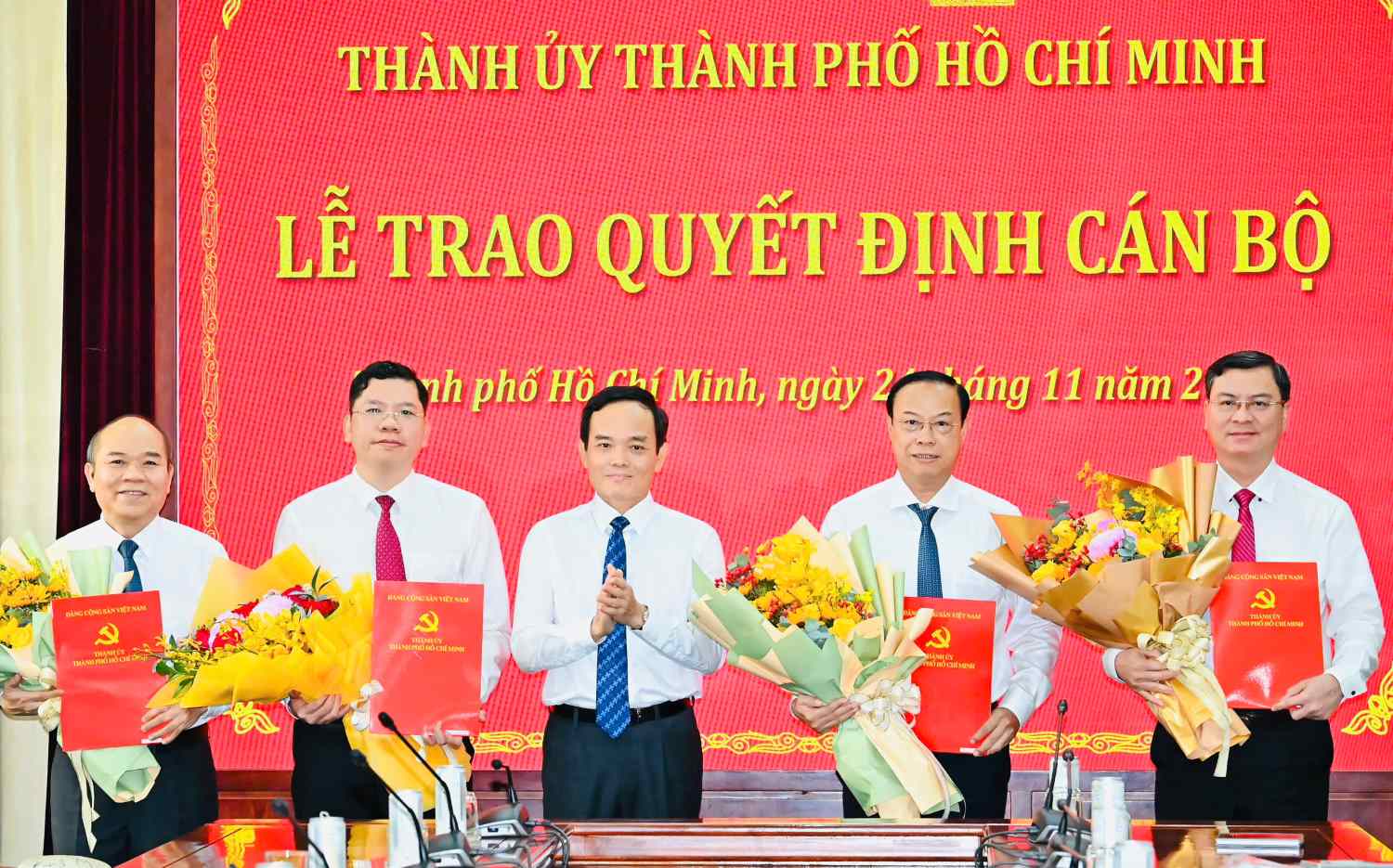 Ho Chi Minh City Party Secretary Tran Luu Quang presented the decision to 4 Vice Chairmen of the People's Council and People's Committee of Ho Chi Minh City. Photo: Viet Dung