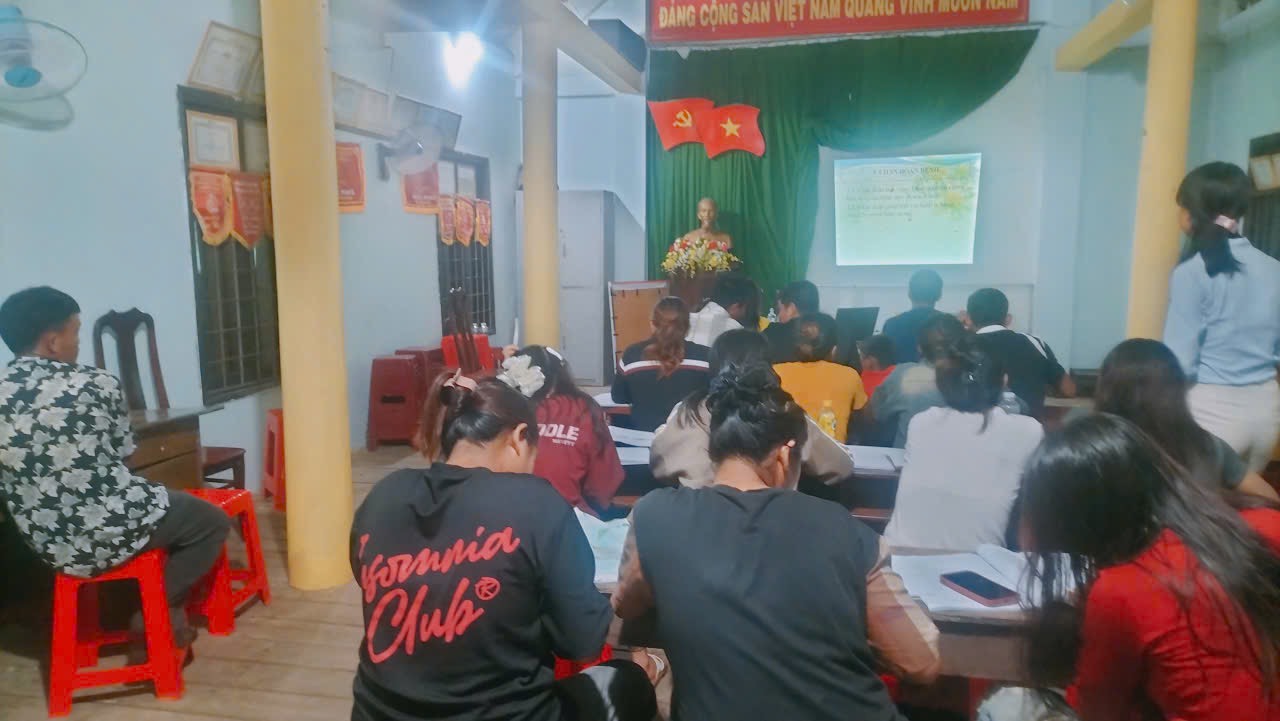 Cac lop dao tao nghe cho lao dong nong thon duoc trien khai o xa Buon Don. Anh: Bao Lam