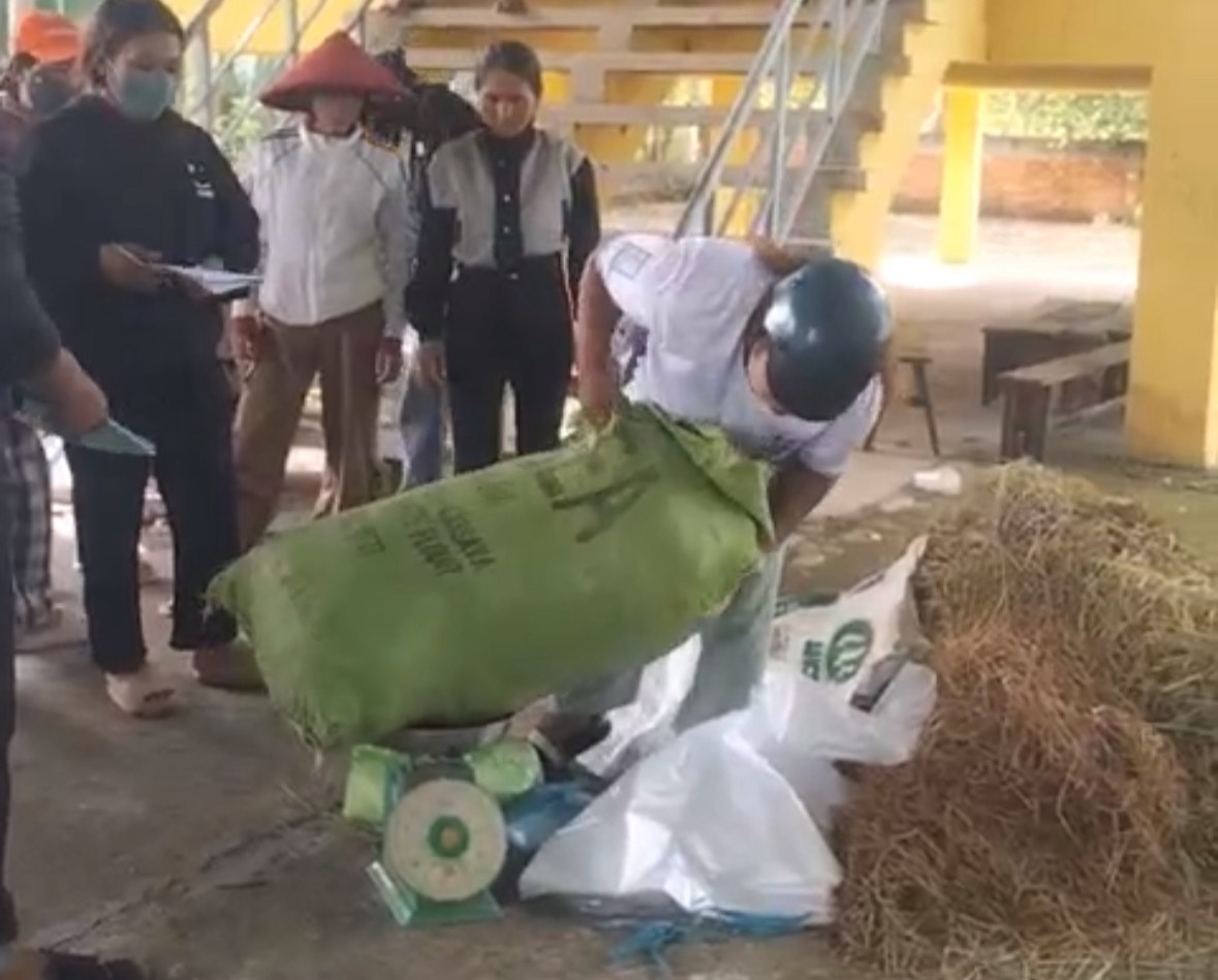 Dak Lak省ブオンドーンコミューンの住民は、世帯経済を発展させるために牛や牛の畜産業を学ぶ。写真:Bao Lam