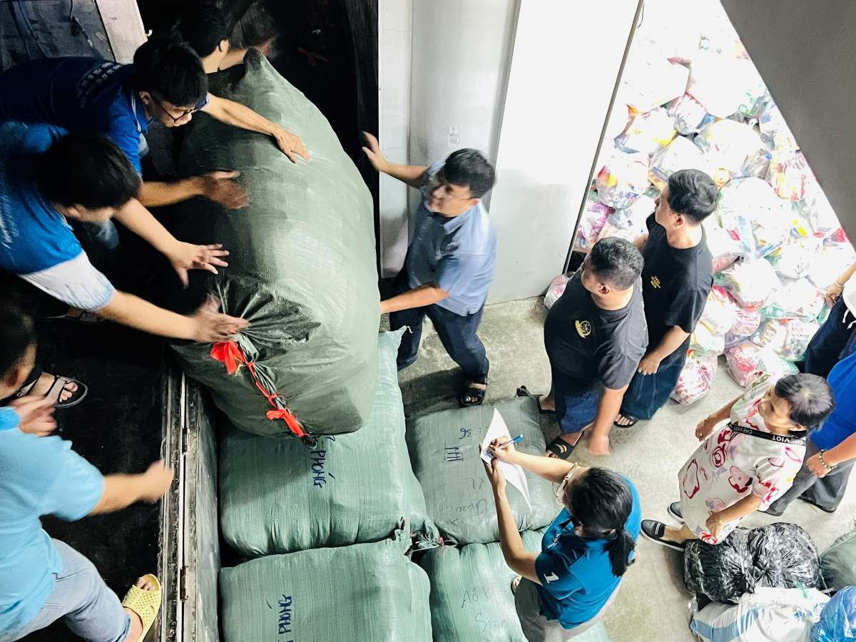 Ho Chi Minh City people join hands to support people in flood-affected areas. Photo: Quang The