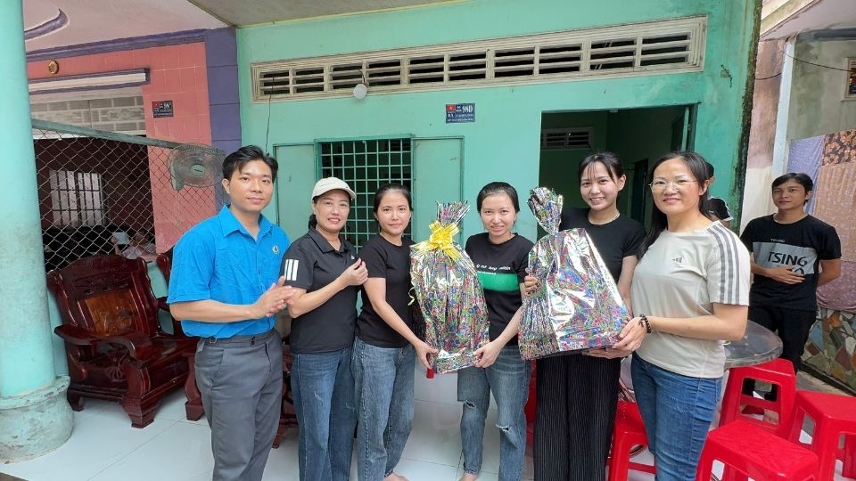 Ban Giam doc cung BCH Cong doan den tham hoi va dong vien cong nhan tai nha, kip thoi ho tro nhung hoan canh gap kho khan. Anh: Hoang Loc