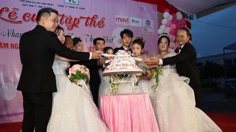 Cong nhan tre tham gia dam cuoi tap the do Cong ty TNHH Ty Xuan to chuc, tiet kiem chi phi va tao khong khi chung vui, gan ket dong nghiep. Anh: CDCS Cong ty TNHH Ty Xuan