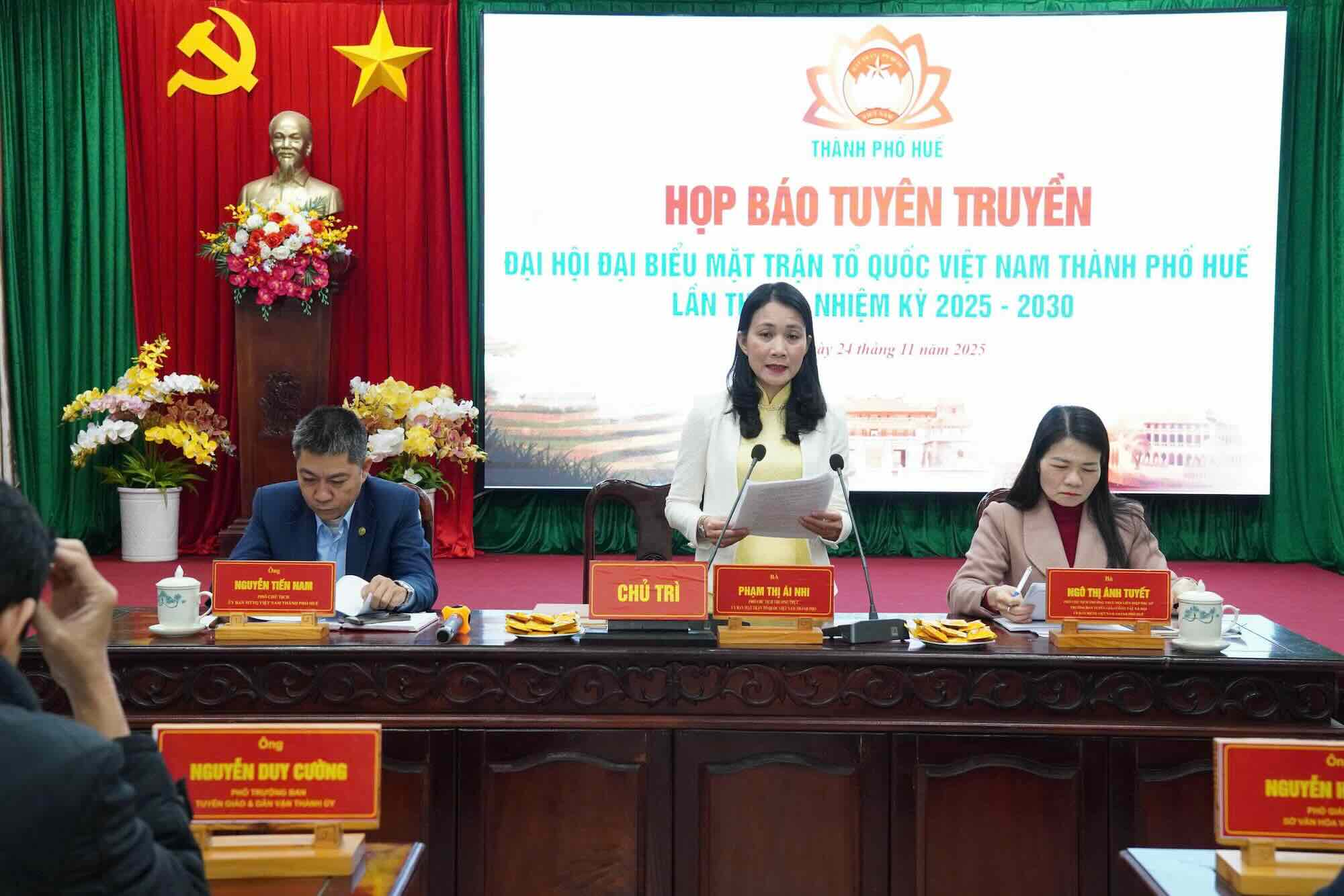 La Vicepresidenta Permanente del Comite del Frente de la Patria de Vietnam de la ciudad Pham Thi Ai Nhi informa sobre el XI Congreso del Frente del Pueblo de Vietnam de la ciudad. Foto: T. Binh.