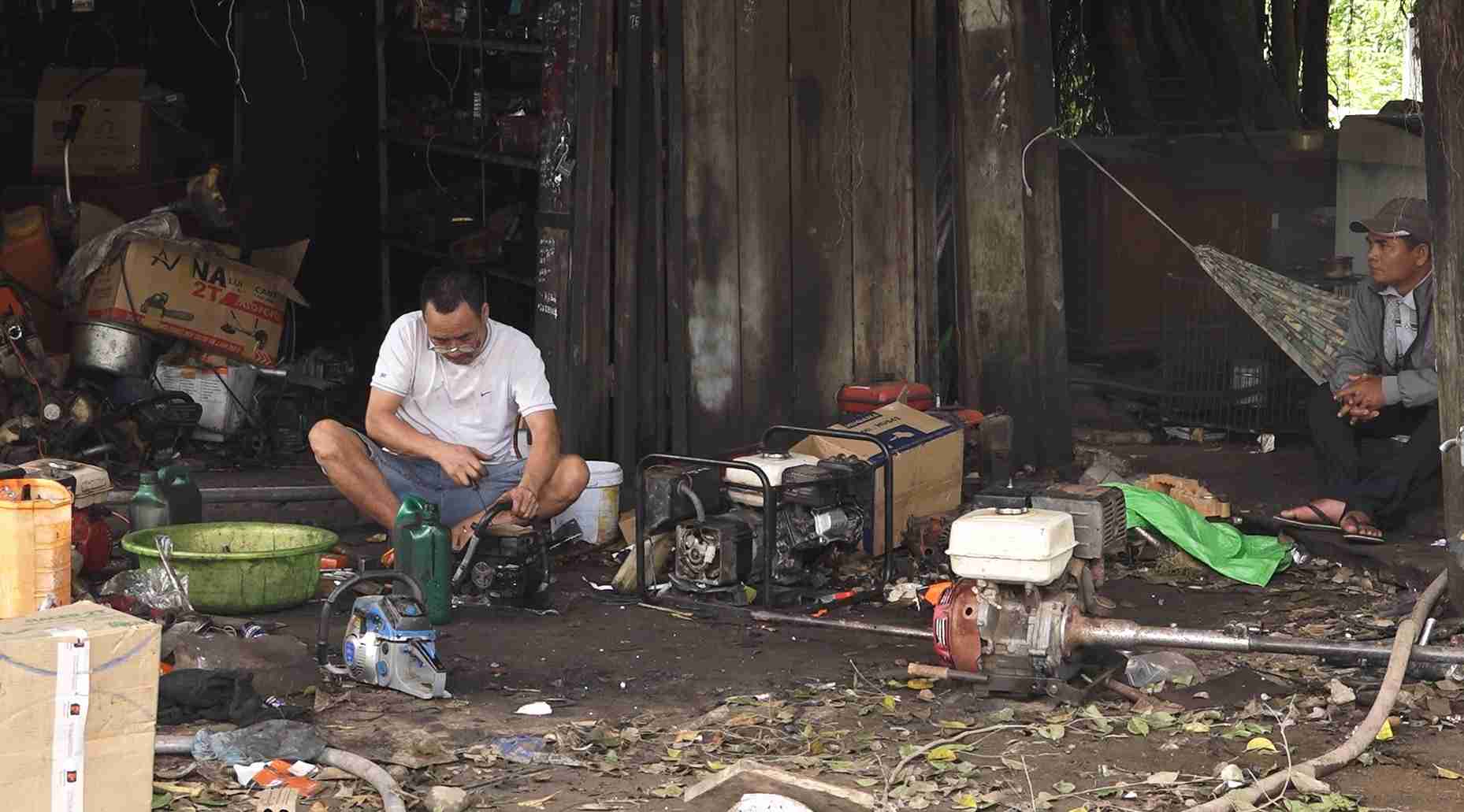 Xa Buon Don dang co nhieu nguoi trong do tuoi lao dong. Anh: Bao Lam