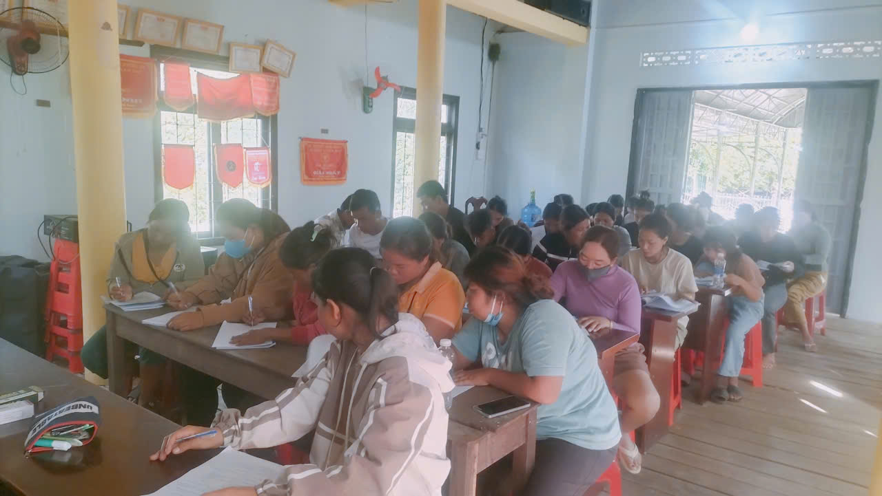 People in Buon Don commune (Dak Lak province) learn theory about raising buffalo and cows. Photo: Bao Lam