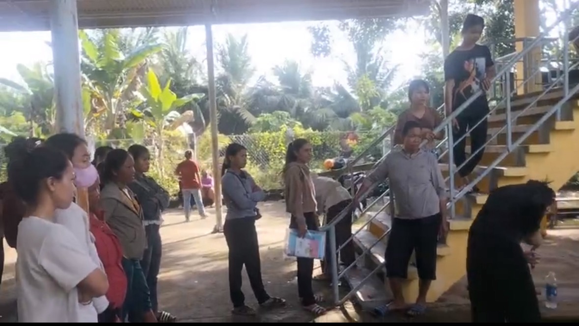 Nguoi dan xa Buon Don tham gia mot lop day nghe ngay o noi dang sinh song. Anh: Bao Lam