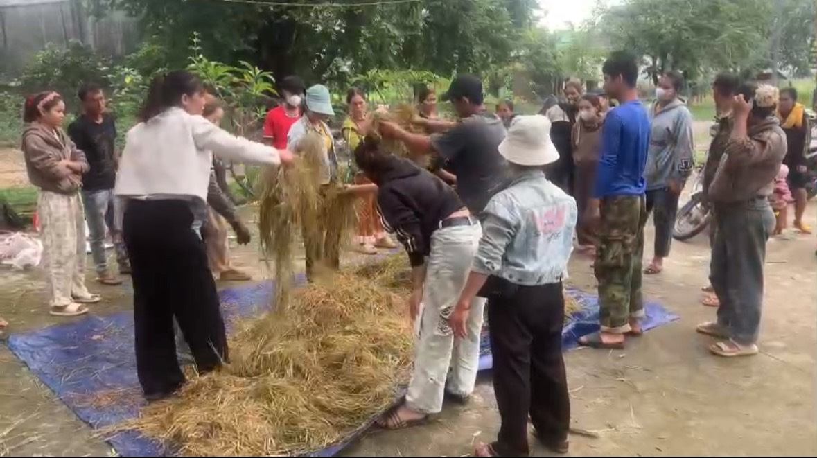 Ba con duoc huong dan thuc hanh ky nang chan nuoi. Anh: Bao Lam