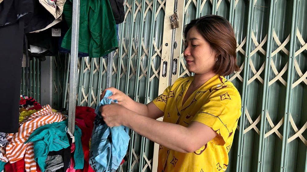 Mot tieu thuong tai cho Hoa Thinh ben hang hoa bi ngap sau tran lu. Anh: Thuan Ha