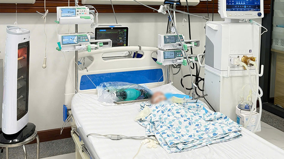 Un bébé de 2 mois dans un état critique en raison d'une grave maladie la famille est épuisée et espère obtenir de l'aide. Photo : BVCC