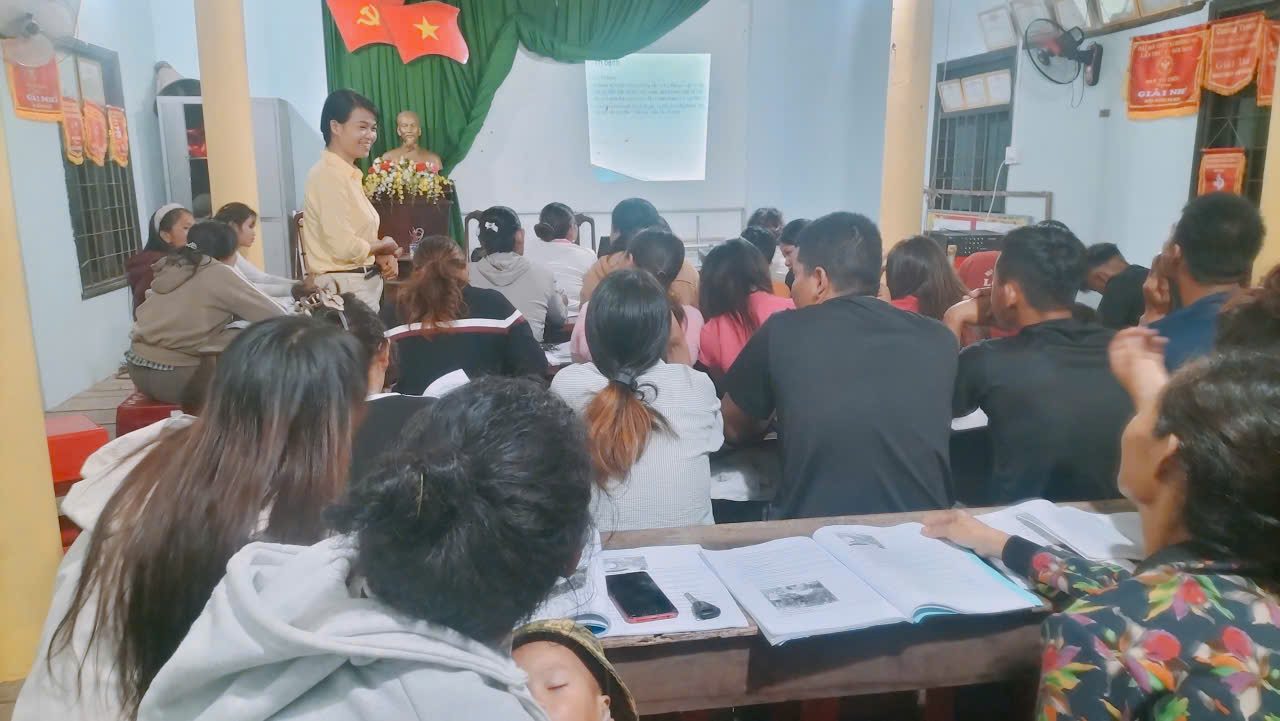 Quang canh mot buoi hoc ly thuyet nghe chan nuoi cho lao dong o xa Buon Don. Anh: Bao Lam