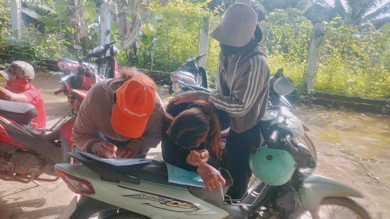 Cac hoc vien diem danh truoc khi hoc thuc hanh nghe chan nuoi. Anh: Bao Lam