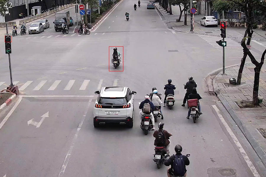 La motocicleta que pasa por una luz roja es registrada por la camara de IA. Foto: Departamento de Policia de Trafico