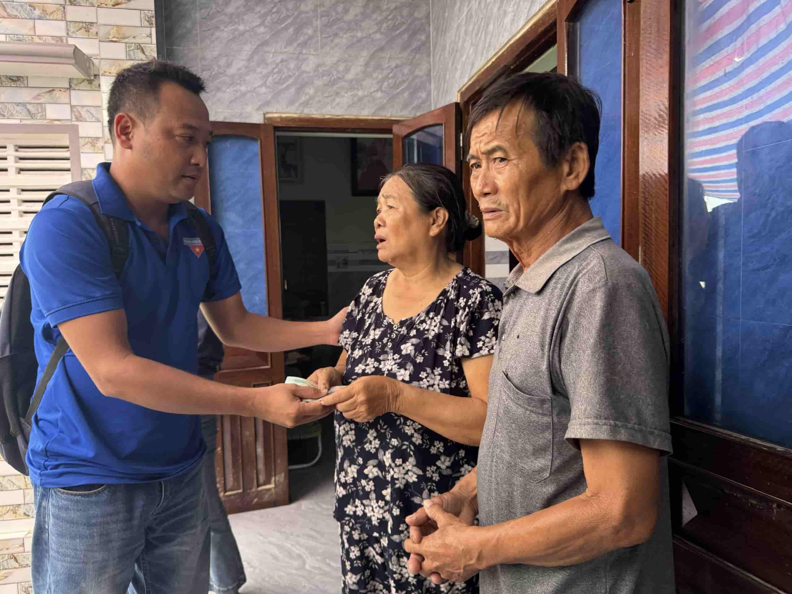 Phong vien Thong Tan xa chuyen tien ho tro cua cac manh thuong quan den gia dinh. Anh: Huu Long