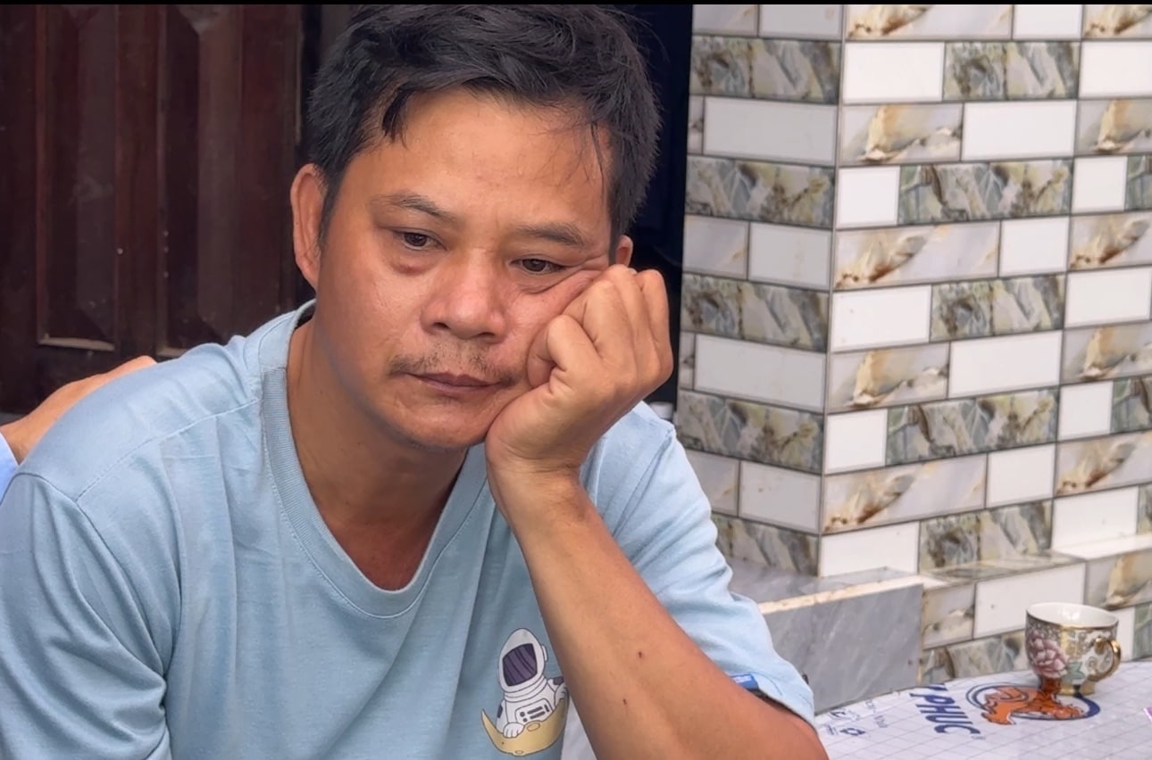 El dolor de una pareja que perdio a sus dos hijos pequeños en las inundaciones en Dak Lak. Foto: Huu Long