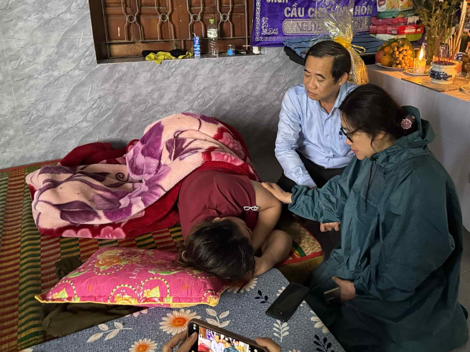 Me cua hai chau nho may ngay nay nga quy truoc noi dau qua lon. Anh: Huu Long