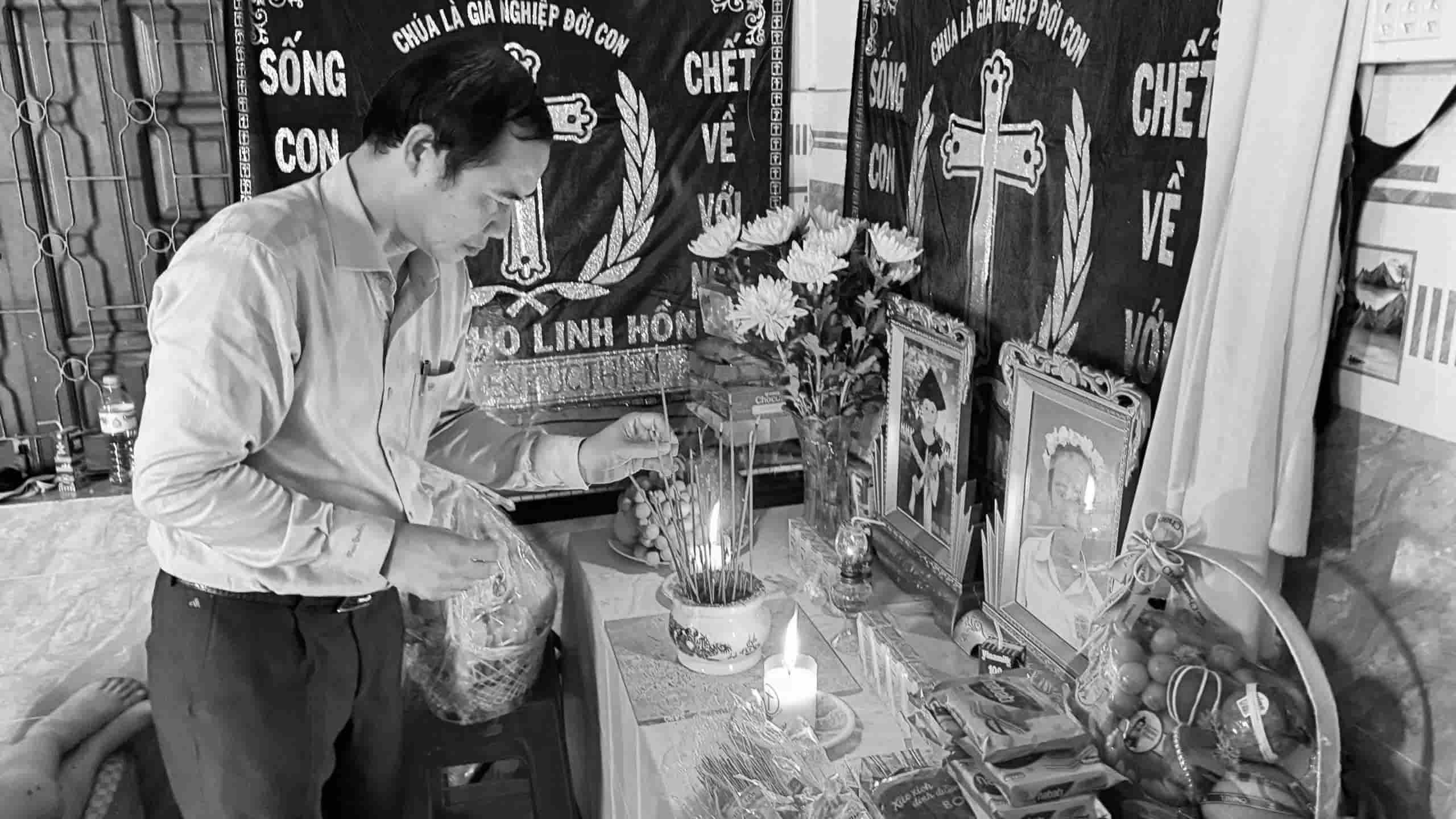 Ong Nguyen Thai Hoc thap nhang truoc ban tho 2 chau nho khong may thiet mang trong dong nuoc lu. Anh: Huu Long