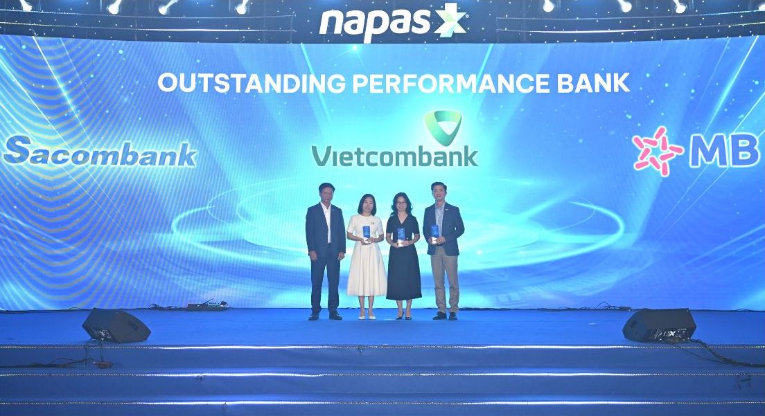 Tong Giam doc NAPAS trao giai cho dai dien Vietcombank, MB va Sacombank. Anh: Napas