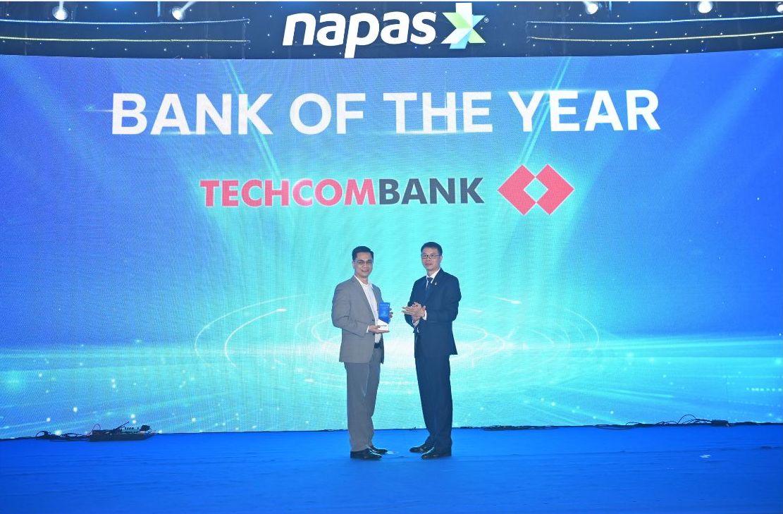 Chu tich HDQT NAPAS trao giai cho dai dien Techcombank. Anh: Napas