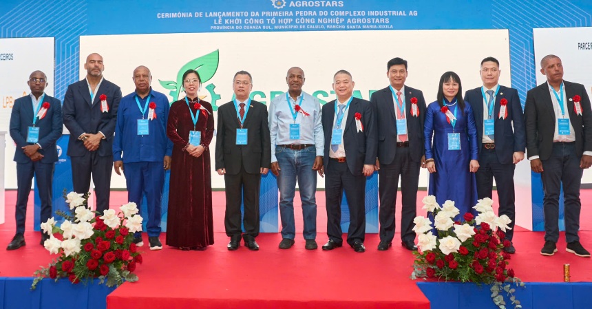 앙골라 농업임업부 장관 Isaac Maria dos Anjos, 앙골라 주재 베트남 대사 Duong Chinh Chuc, Xuan Thien 그룹 회장 Nguyen Van Thien과 앙골라 및 베트남 부처 및 부서 지도자들이 기공식에 참석했습니다. 사진: Xuan Thien