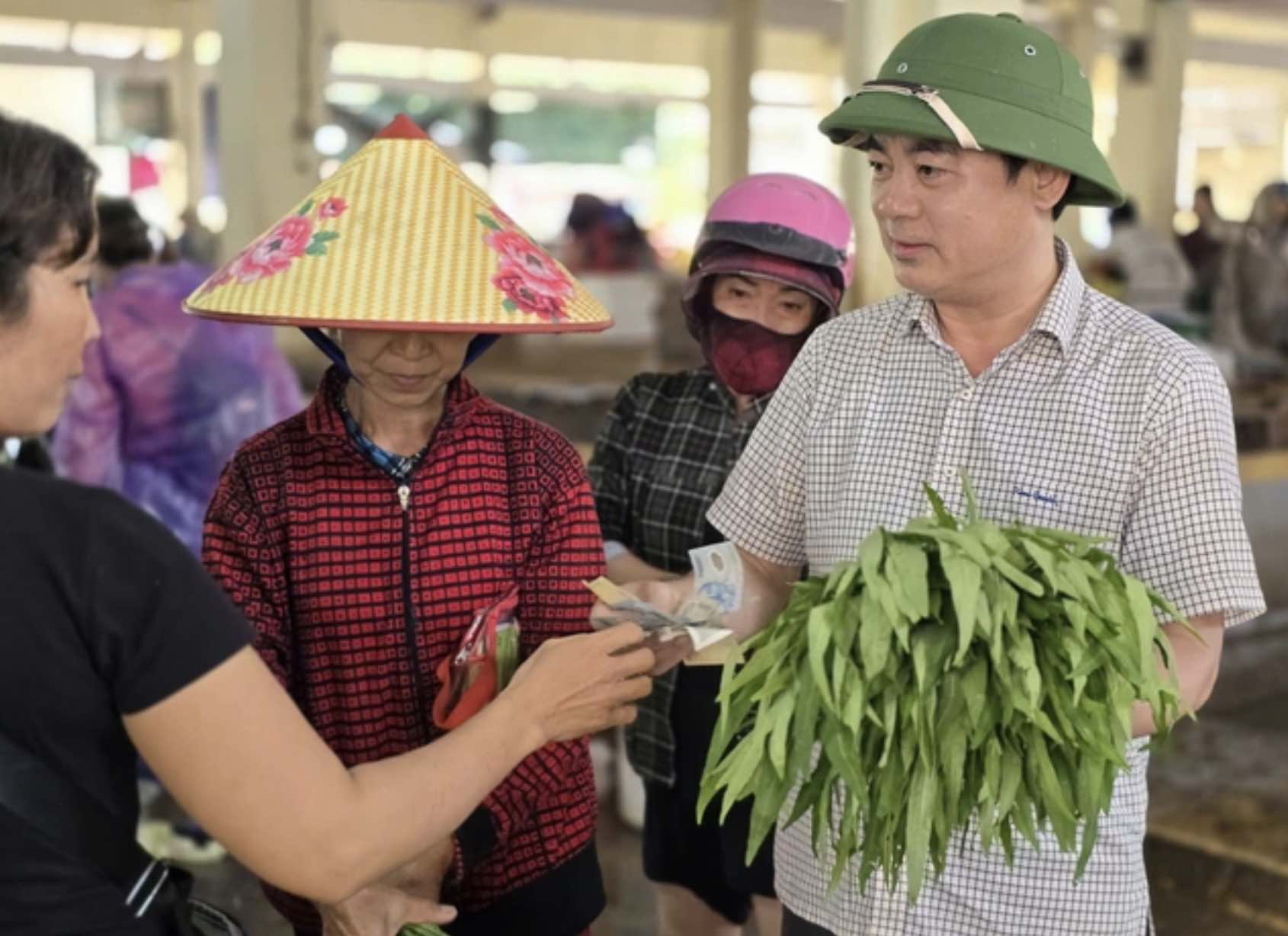 Khanh Hoa Provincial Party Secretary Nghiem Xuan Thanh bought vegetables from traders to know the prices in the market. Photo: Quang Duc