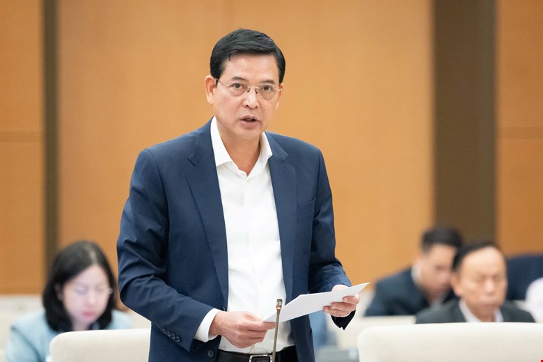 Deputy Minister Bui Xuan Dung said that the maximum time to issue a construction permit will be reduced (the maximum permit issuance period is expected to be 7 - 10 days). Photo: Quochoi.vn